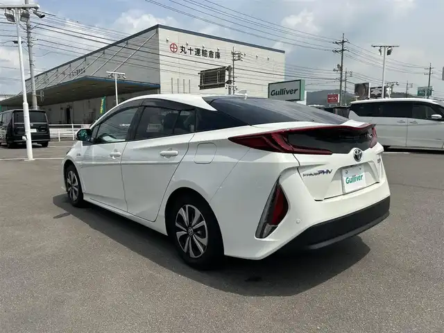 トヨタ プリウス ＰＨＶ S ナビパッケージ 岡山県 2017(平29)年 6.1万km ホワイトパールクリスタルシャイン 登録時走行距離60124km/純正11.6インチナビ/フルセグTV(AM.FM.TV.BT)/バックカメラ/ETC2.0/ドライブレコーダー/シートヒーター/ステアリングヒーター/クリアランスソナー/衝突軽減ブレーキ/レーダークルーズコントロール/レーンキープアシスト/オートマチックハイビーム/アイドリングストップ/15インチ純正AW/純正フロアマット