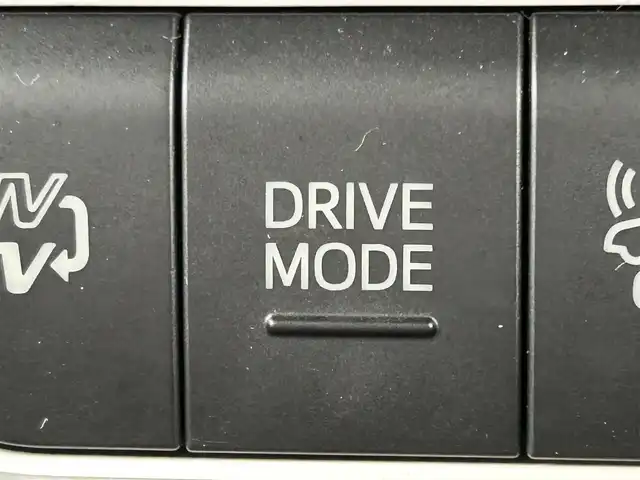 トヨタ プリウス ＰＨＶ S ナビパッケージ 岡山県 2017(平29)年 6.1万km ホワイトパールクリスタルシャイン 登録時走行距離60124km/純正11.6インチナビ/フルセグTV(AM.FM.TV.BT)/バックカメラ/ETC2.0/ドライブレコーダー/シートヒーター/ステアリングヒーター/クリアランスソナー/衝突軽減ブレーキ/レーダークルーズコントロール/レーンキープアシスト/オートマチックハイビーム/アイドリングストップ/15インチ純正AW/純正フロアマット