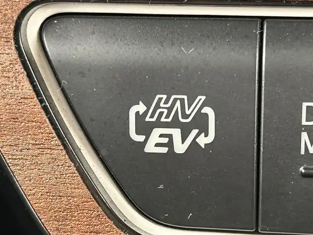 トヨタ プリウス ＰＨＶ S ナビパッケージ 岡山県 2017(平29)年 6.1万km ホワイトパールクリスタルシャイン 登録時走行距離60124km/純正11.6インチナビ/フルセグTV(AM.FM.TV.BT)/バックカメラ/ETC2.0/ドライブレコーダー/シートヒーター/ステアリングヒーター/クリアランスソナー/衝突軽減ブレーキ/レーダークルーズコントロール/レーンキープアシスト/オートマチックハイビーム/アイドリングストップ/15インチ純正AW/純正フロアマット