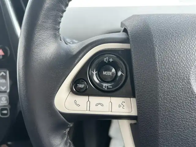 トヨタ プリウス ＰＨＶ S ナビパッケージ 岡山県 2017(平29)年 6.1万km ホワイトパールクリスタルシャイン 登録時走行距離60124km/純正11.6インチナビ/フルセグTV(AM.FM.TV.BT)/バックカメラ/ETC2.0/ドライブレコーダー/シートヒーター/ステアリングヒーター/クリアランスソナー/衝突軽減ブレーキ/レーダークルーズコントロール/レーンキープアシスト/オートマチックハイビーム/アイドリングストップ/15インチ純正AW/純正フロアマット