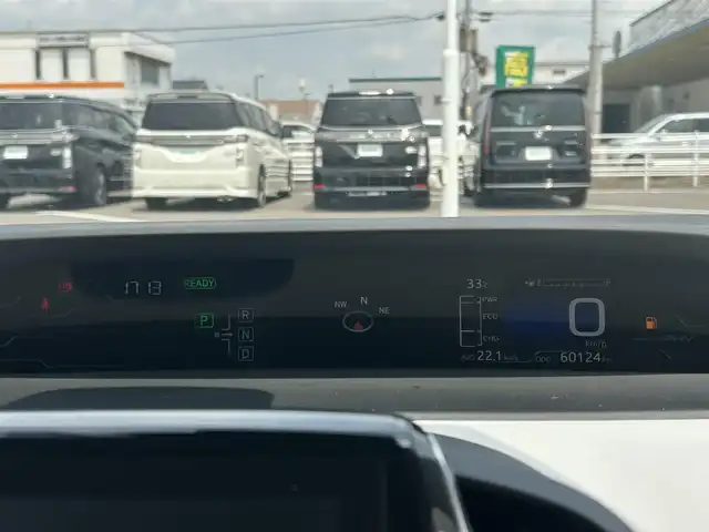 トヨタ プリウス ＰＨＶ S ナビパッケージ 岡山県 2017(平29)年 6.1万km ホワイトパールクリスタルシャイン 登録時走行距離60124km/純正11.6インチナビ/フルセグTV(AM.FM.TV.BT)/バックカメラ/ETC2.0/ドライブレコーダー/シートヒーター/ステアリングヒーター/クリアランスソナー/衝突軽減ブレーキ/レーダークルーズコントロール/レーンキープアシスト/オートマチックハイビーム/アイドリングストップ/15インチ純正AW/純正フロアマット