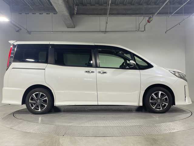 トヨタ ノア Si ダブルバイビーⅡ 神奈川県 2019(令1)年 5.7万km ホワイトパールクリスタルシャイン フリップダウンモニター　/純正10インチナビ　/‐AM/FM/CD/DVD/TV/HDMI 　/両側パワースライドドア　/トヨタセーフティセンスC　/プリクラッシュセーフティシステム　/レーンディパーチャーアラート　/インテリジェントクリアランスソナー　/オートマチックハイビーム　/前方ドラレコ　/サンシェード　/ドアバイザー
