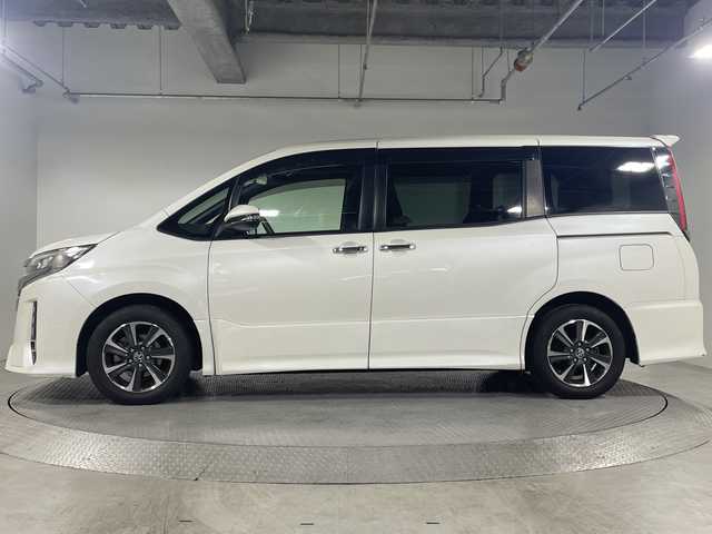 トヨタ ノア Si ダブルバイビーⅡ 神奈川県 2019(令1)年 5.7万km ホワイトパールクリスタルシャイン フリップダウンモニター　/純正10インチナビ　/‐AM/FM/CD/DVD/TV/HDMI 　/両側パワースライドドア　/トヨタセーフティセンスC　/プリクラッシュセーフティシステム　/レーンディパーチャーアラート　/インテリジェントクリアランスソナー　/オートマチックハイビーム　/前方ドラレコ　/サンシェード　/ドアバイザー