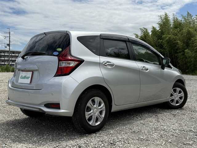 日産 ノート X 兵庫県 2020(令2)年 0.9万km ブリリアントシルバー 社外ナビ/アラウンドビューモニター/ＥＴＣ/デジタルインナーミラー/エマージェンシーブレーキ/プッシュスタート＆スマートキー/クリアランスソナー/踏み間違い衝突防止アシスト