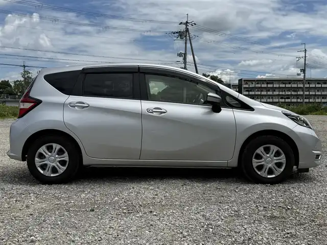 日産 ノート X 兵庫県 2020(令2)年 0.9万km ブリリアントシルバー 社外ナビ/アラウンドビューモニター/ＥＴＣ/デジタルインナーミラー/エマージェンシーブレーキ/プッシュスタート＆スマートキー/クリアランスソナー/踏み間違い衝突防止アシスト