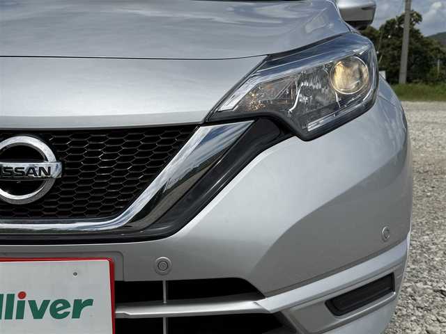 日産 ノート X 兵庫県 2020(令2)年 0.9万km ブリリアントシルバー 社外ナビ/アラウンドビューモニター/ＥＴＣ/デジタルインナーミラー/エマージェンシーブレーキ/プッシュスタート＆スマートキー/クリアランスソナー/踏み間違い衝突防止アシスト