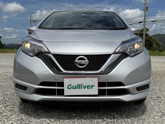 日産 ノート X 兵庫県 2020(令2)年 0.9万km ブリリアントシルバー 社外ナビ/アラウンドビューモニター/ＥＴＣ/デジタルインナーミラー/エマージェンシーブレーキ/プッシュスタート＆スマートキー/クリアランスソナー/踏み間違い衝突防止アシスト