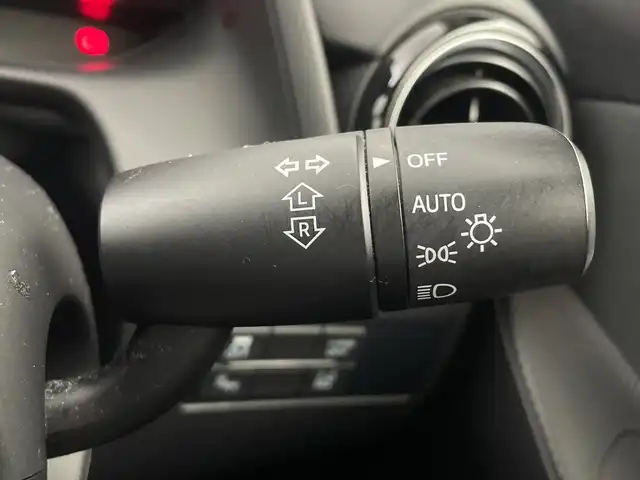 マツダ デミオ 13S ツーリング 三重県 2016(平28)年 2.5万km スノーフレイクホワイトパールマイカ 禁煙車/マツダコネクトナビ/AM/FM/CD/DVD/BT/USB/フルセグTV/バックカメラ/衝突軽減ブレーキ/BSM/LDA/純正ETC/シートヒーター（D席）/ステアリングスイッチ /革巻きステアリング/MTモード付きAT/純正フロアマット/スマートキー/プッシュスタート/社外アルミホイール/オートライト/LEDヘッドライト/HUD