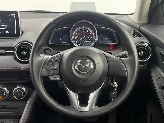 マツダ デミオ 13S ツーリング 三重県 2016(平28)年 2.5万km スノーフレイクホワイトパールマイカ 禁煙車/マツダコネクトナビ/AM/FM/CD/DVD/BT/USB/フルセグTV/バックカメラ/衝突軽減ブレーキ/BSM/LDA/純正ETC/シートヒーター（D席）/ステアリングスイッチ /革巻きステアリング/MTモード付きAT/純正フロアマット/スマートキー/プッシュスタート/社外アルミホイール/オートライト/LEDヘッドライト/HUD
