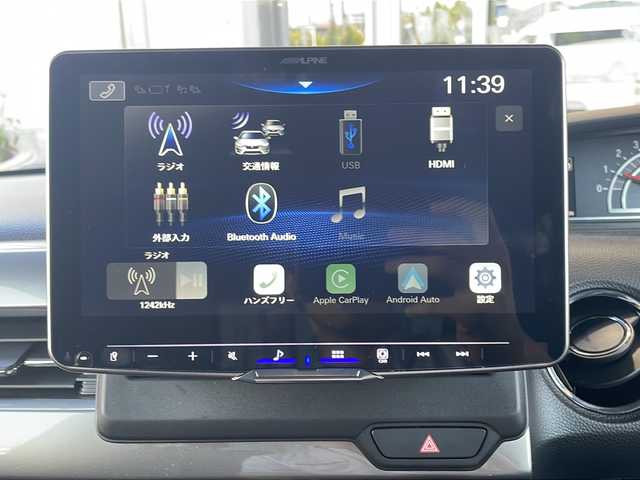 ホンダ Ｎ ＢＯＸ カスタム L ターボ スタイル+ブラック 静岡県 2023(令5)年 2.3万km プラチナホワイトパール ワンオーナー/ホンダセンシング/・衝突軽減ブレーキ/・アクティブクルーズコントロール/・レーンキープアシスト/・コーナーセンサー/・ロードサインアシスト/・先行車発進お知らせ機能/アルパイン9型ディスプレイオーディオ/・USB/HDMI/Bluetooth/・Apple CarPlay/Android Auto/・ラジオ/主要装備/・バックカメラ　/・両側パワースライドドア　　/・ＬＥＤヘッドライト　/・パドルシフト　/・ステアリングリモコン　/・シートヒーター　/・プッシュスタート/・ハーフレザーシート/・オートライト/・オートホールド