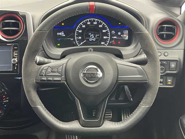 日産 ノート e－パワー ニスモ 愛知県 2017(平29)年 1.7万km スーパーブラック 純正ナビ/・フルセグＴＶ/・Ｂｌｕｅｔｏｏｔｈ/アラウンドビューモニター/デジタルインナーミラー/ＥＴＣ/エマージェンシーブレーキ/踏み間違い防止/レーンキープ/フォグランプ/ニスモ専用シート/スペアキー/禁煙車