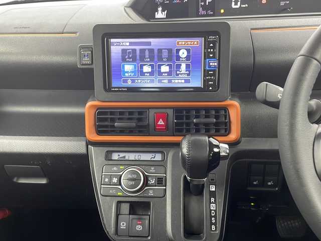 ダイハツ タント ファンクロスターボ 神奈川県 2022(令4)年 2.9万km フォレストカーキメタリック ナビ（NMZK-W72D）/【Bluetooth/フルセグTV/CD/DVD】/ターボ車/両側パワースライドドア/衝突被害軽減ブレーキ/前後コーナーセンサー/アイドリングストップ/シートヒーター/ETC/オートエアコン/ドライブレコーダー/ステアリングスイッチ/LEDオートライト/純正15インチアルミホイール/電動格納ミラー