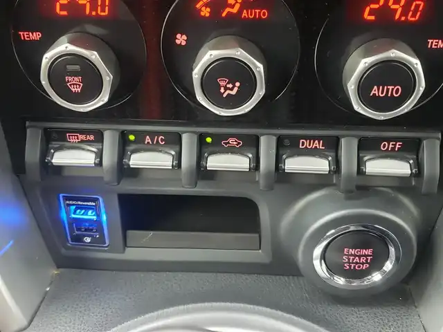 トヨタ ８６ GT 愛知県 2019(平31)年 8.2万km クリスタルホワイトパール ６F/BLITZダイレクトサクションパイプ/BLITZ車高調/TYPE HUTキャリパー/マフラーカッター/社外フロントスポイラー/スワンネッグリアウィング/社外ディスプレイオーディオ/・Bluetooth/・FM/AM/クルーズコントロール/革巻きステアリング/ステアリングリモコン/バックカメラ/社外USB/ETC