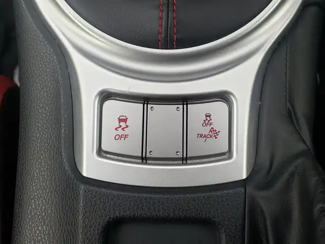 トヨタ ８６ GT 愛知県 2019(平31)年 8.2万km クリスタルホワイトパール ６F/BLITZダイレクトサクションパイプ/BLITZ車高調/TYPE HUTキャリパー/マフラーカッター/社外フロントスポイラー/スワンネッグリアウィング/社外ディスプレイオーディオ/・Bluetooth/・FM/AM/クルーズコントロール/革巻きステアリング/ステアリングリモコン/バックカメラ/社外USB/ETC