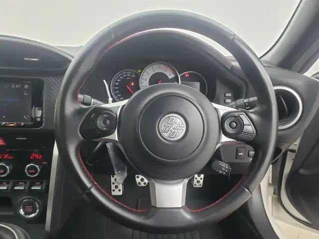 トヨタ ８６ GT 愛知県 2019(平31)年 8.2万km クリスタルホワイトパール ６F/BLITZダイレクトサクションパイプ/BLITZ車高調/TYPE HUTキャリパー/マフラーカッター/社外フロントスポイラー/スワンネッグリアウィング/社外ディスプレイオーディオ/・Bluetooth/・FM/AM/クルーズコントロール/革巻きステアリング/ステアリングリモコン/バックカメラ/社外USB/ETC