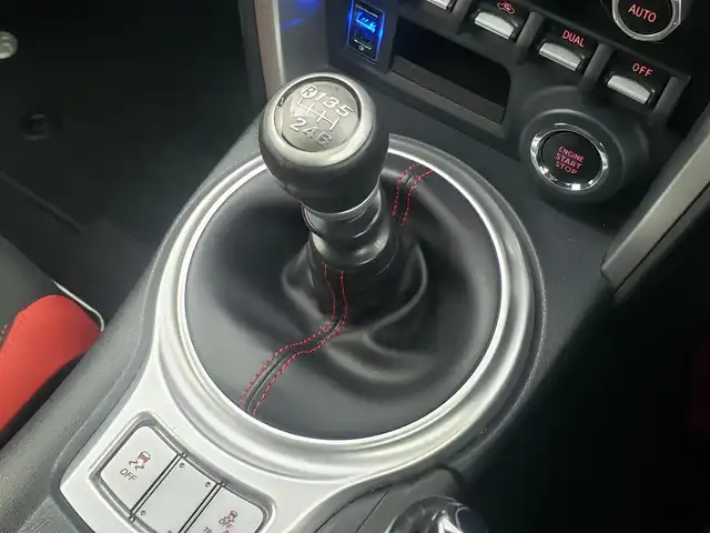 トヨタ ８６ GT 愛知県 2019(平31)年 8.2万km クリスタルホワイトパール ６F/BLITZダイレクトサクションパイプ/BLITZ車高調/TYPE HUTキャリパー/マフラーカッター/社外フロントスポイラー/スワンネッグリアウィング/社外ディスプレイオーディオ/・Bluetooth/・FM/AM/クルーズコントロール/革巻きステアリング/ステアリングリモコン/バックカメラ/社外USB/ETC