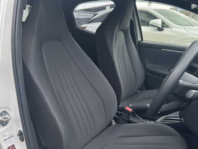 トヨタ ヤリス X 長野県 2020(令2)年 0.9万km ホワイトパールクリスタルシャイン セーフティーセンス/・プリクラッシュセーフティ/・レーンディパーチャーアラート/・ロードサインアシスト/・オートマチックハイビーム/・発進遅れ告知機能/・パーキングサポートブレーキ/純正ディスプレイオーディオ/（ナビ機能/BT/AppleCarPlay/AndroidAuto）/バックカメラ/ビルトインETC/ドライブレコーダー/ステアリングスイッチ/オートライト/スマートキー/Pスタート/電動格納ミラー/純正フロアマット/ドアバイザー