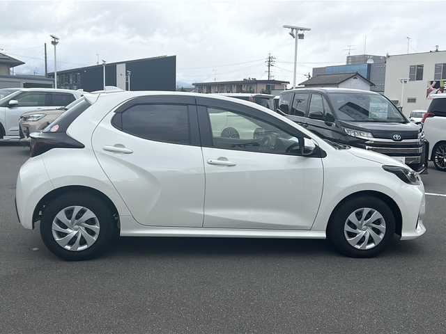トヨタ ヤリス X 長野県 2020(令2)年 0.9万km ホワイトパールクリスタルシャイン セーフティーセンス/・プリクラッシュセーフティ/・レーンディパーチャーアラート/・ロードサインアシスト/・オートマチックハイビーム/・発進遅れ告知機能/・パーキングサポートブレーキ/純正ディスプレイオーディオ/（ナビ機能/BT/AppleCarPlay/AndroidAuto）/バックカメラ/ビルトインETC/ドライブレコーダー/ステアリングスイッチ/オートライト/スマートキー/Pスタート/電動格納ミラー/純正フロアマット/ドアバイザー