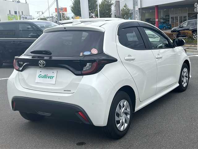 トヨタ ヤリス X 長野県 2020(令2)年 0.9万km ホワイトパールクリスタルシャイン セーフティーセンス/・プリクラッシュセーフティ/・レーンディパーチャーアラート/・ロードサインアシスト/・オートマチックハイビーム/・発進遅れ告知機能/・パーキングサポートブレーキ/純正ディスプレイオーディオ/（ナビ機能/BT/AppleCarPlay/AndroidAuto）/バックカメラ/ビルトインETC/ドライブレコーダー/ステアリングスイッチ/オートライト/スマートキー/Pスタート/電動格納ミラー/純正フロアマット/ドアバイザー