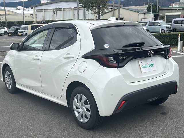 トヨタ ヤリス X 長野県 2020(令2)年 0.9万km ホワイトパールクリスタルシャイン セーフティーセンス/・プリクラッシュセーフティ/・レーンディパーチャーアラート/・ロードサインアシスト/・オートマチックハイビーム/・発進遅れ告知機能/・パーキングサポートブレーキ/純正ディスプレイオーディオ/（ナビ機能/BT/AppleCarPlay/AndroidAuto）/バックカメラ/ビルトインETC/ドライブレコーダー/ステアリングスイッチ/オートライト/スマートキー/Pスタート/電動格納ミラー/純正フロアマット/ドアバイザー