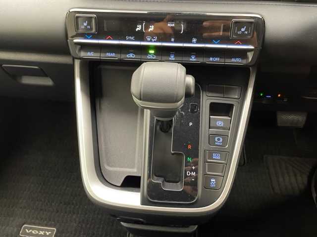 トヨタ ヴォクシー S－Z 兵庫県 2023(令5)年 3.8万km ホワイトパールクリスタルシャイン 純正メモリナビ(CD/DVD/Bluetooth/フルセグ/USB)/純正フリップダウンモニター/両側パワースライドドア/バックカメラ/シートヒーター/ハーフレザーシート/追従型クルーズコントロール/純正17インチアルミホイール/純正フロアマット/LEDヘッドライト/LEDフォグライト/オートライト/オートマチックハイビーム/ビルトインETC2.0/コーナーセンサー