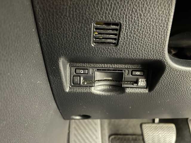 トヨタ ヴォクシー S－Z 兵庫県 2023(令5)年 3.8万km ホワイトパールクリスタルシャイン 純正メモリナビ(CD/DVD/Bluetooth/フルセグ/USB)/純正フリップダウンモニター/両側パワースライドドア/バックカメラ/シートヒーター/ハーフレザーシート/追従型クルーズコントロール/純正17インチアルミホイール/純正フロアマット/LEDヘッドライト/LEDフォグライト/オートライト/オートマチックハイビーム/ビルトインETC2.0/コーナーセンサー