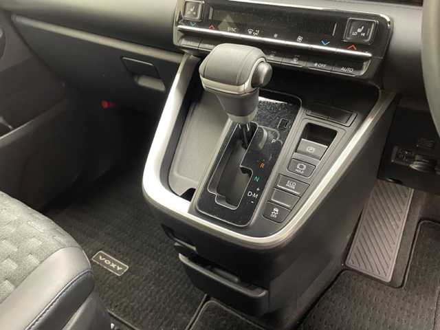 トヨタ ヴォクシー S－Z 兵庫県 2023(令5)年 3.8万km ホワイトパールクリスタルシャイン 純正メモリナビ(CD/DVD/Bluetooth/フルセグ/USB)/純正フリップダウンモニター/両側パワースライドドア/バックカメラ/シートヒーター/ハーフレザーシート/追従型クルーズコントロール/純正17インチアルミホイール/純正フロアマット/LEDヘッドライト/LEDフォグライト/オートライト/オートマチックハイビーム/ビルトインETC2.0/コーナーセンサー