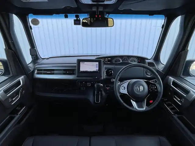 ホンダ Ｎ ＢＯＸ カスタム L ターボ スタイル+ブラック 滋賀県 2023(令5)年 3万km クリスタルブラックパール 社外メモリナビ/(フルセグTV CD DVD Bluetooth USB HDMI)/ホンダセンシング/・衝突軽減ブレーキ/・車線逸脱警報/・レーンキープアシスト/・レーダークルーズコントロール/両側パワースライドドア/ドライブレコーダー/ETC/革巻きステアリング/ステアリングリモコン/ハーフレザーシート/シートヒーター/電動パーキングブレーキ/オートブレーキホールド/電動格納ミラー/ウインカーミラー/純正フロアマット/プッシュスタート/スマートキー×２/LEDヘッドライト/フォグライト