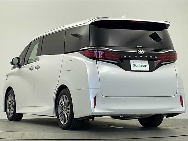 トヨタ アルファード Z 大阪府 2024(令6)年 1.4万km プラチナホワイトパールマイカ ワンオーナー/純正14インチディスプレイオーディオ(ナビ有)/【フルセグTV/Bluetooth/FM/AM/USB/HDMI】/純正13.2インチ後席モニター/両側ユニバーサルステップ/両側パワースライドドア/パワーバックドア/左右独立ムーンルーフ/パノラマミックビューモニター/デジタルインナーミラー/おくだけ充電/100V電源/リア5面フィルム施工/ブラインドスポットモニター/アドバンスドパーク/トヨタセーフティセンス/・プリクラッシュセーフティー/・レーダークルーズコントロール/・レーンディパーチャーアラート/・アダクティブハイビーム/・ドライバー異常対応システム/・プロアクティブドライビングアシスト/・フロントクロストラフィックサポート/・ロードサインアシスト/・パーキングサポートブレーキ/前後コーナーセンサー/黒革シート/前後シートヒーター/前後シートベンチレーション/後席オットマン/ステアリングヒーター/後席電動サンシェード/ビルトインETC2.0/純正18インチAW/スマートキー/スペアキー/保証書/取扱説明書/点検記録簿