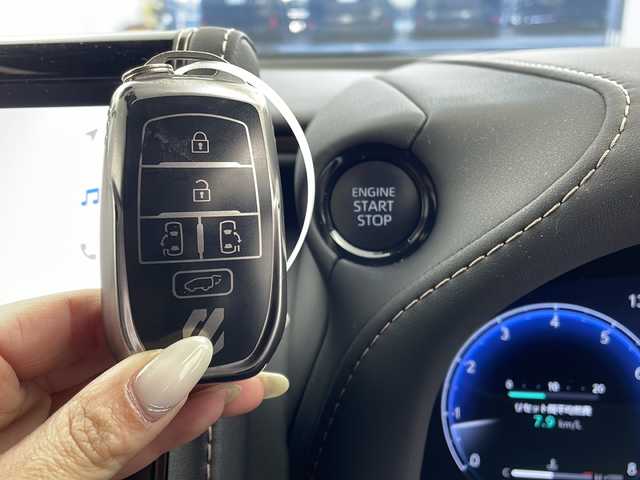 トヨタ アルファード Z 大阪府 2024(令6)年 1.4万km プラチナホワイトパールマイカ ワンオーナー/純正14インチディスプレイオーディオ(ナビ有)/【フルセグTV/Bluetooth/FM/AM/USB/HDMI】/純正13.2インチ後席モニター/両側ユニバーサルステップ/両側パワースライドドア/パワーバックドア/左右独立ムーンルーフ/パノラマミックビューモニター/デジタルインナーミラー/おくだけ充電/100V電源/リア5面フィルム施工/ブラインドスポットモニター/アドバンスドパーク/トヨタセーフティセンス/・プリクラッシュセーフティー/・レーダークルーズコントロール/・レーンディパーチャーアラート/・アダクティブハイビーム/・ドライバー異常対応システム/・プロアクティブドライビングアシスト/・フロントクロストラフィックサポート/・ロードサインアシスト/・パーキングサポートブレーキ/前後コーナーセンサー/黒革シート/前後シートヒーター/前後シートベンチレーション/後席オットマン/ステアリングヒーター/後席電動サンシェード/ビルトインETC2.0/純正18インチAW/スマートキー/スペアキー/保証書/取扱説明書/点検記録簿