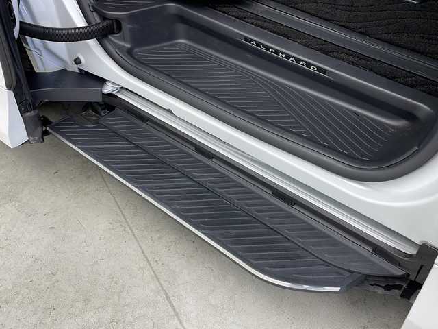 トヨタ アルファード Z 大阪府 2024(令6)年 1.4万km プラチナホワイトパールマイカ ワンオーナー/純正14インチディスプレイオーディオ(ナビ有)/【フルセグTV/Bluetooth/FM/AM/USB/HDMI】/純正13.2インチ後席モニター/両側ユニバーサルステップ/両側パワースライドドア/パワーバックドア/左右独立ムーンルーフ/パノラマミックビューモニター/デジタルインナーミラー/おくだけ充電/100V電源/リア5面フィルム施工/ブラインドスポットモニター/アドバンスドパーク/トヨタセーフティセンス/・プリクラッシュセーフティー/・レーダークルーズコントロール/・レーンディパーチャーアラート/・アダクティブハイビーム/・ドライバー異常対応システム/・プロアクティブドライビングアシスト/・フロントクロストラフィックサポート/・ロードサインアシスト/・パーキングサポートブレーキ/前後コーナーセンサー/黒革シート/前後シートヒーター/前後シートベンチレーション/後席オットマン/ステアリングヒーター/後席電動サンシェード/ビルトインETC2.0/純正18インチAW/スマートキー/スペアキー/保証書/取扱説明書/点検記録簿