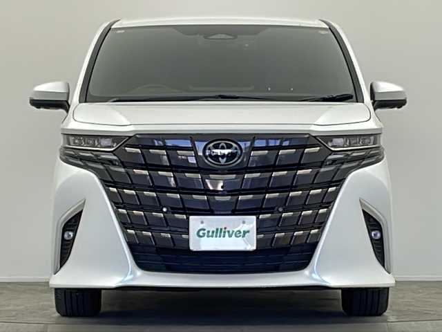 トヨタ アルファード Z 大阪府 2024(令6)年 1.4万km プラチナホワイトパールマイカ ワンオーナー/純正14インチディスプレイオーディオ(ナビ有)/【フルセグTV/Bluetooth/FM/AM/USB/HDMI】/純正13.2インチ後席モニター/両側ユニバーサルステップ/両側パワースライドドア/パワーバックドア/左右独立ムーンルーフ/パノラマミックビューモニター/デジタルインナーミラー/おくだけ充電/100V電源/リア5面フィルム施工/ブラインドスポットモニター/アドバンスドパーク/トヨタセーフティセンス/・プリクラッシュセーフティー/・レーダークルーズコントロール/・レーンディパーチャーアラート/・アダクティブハイビーム/・ドライバー異常対応システム/・プロアクティブドライビングアシスト/・フロントクロストラフィックサポート/・ロードサインアシスト/・パーキングサポートブレーキ/前後コーナーセンサー/黒革シート/前後シートヒーター/前後シートベンチレーション/後席オットマン/ステアリングヒーター/後席電動サンシェード/ビルトインETC2.0/純正18インチAW/スマートキー/スペアキー/保証書/取扱説明書/点検記録簿