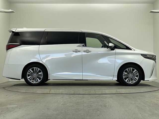 トヨタ アルファード Z 大阪府 2024(令6)年 1.4万km プラチナホワイトパールマイカ ワンオーナー/純正14インチディスプレイオーディオ(ナビ有)/【フルセグTV/Bluetooth/FM/AM/USB/HDMI】/純正13.2インチ後席モニター/両側ユニバーサルステップ/両側パワースライドドア/パワーバックドア/左右独立ムーンルーフ/パノラマミックビューモニター/デジタルインナーミラー/おくだけ充電/100V電源/リア5面フィルム施工/ブラインドスポットモニター/アドバンスドパーク/トヨタセーフティセンス/・プリクラッシュセーフティー/・レーダークルーズコントロール/・レーンディパーチャーアラート/・アダクティブハイビーム/・ドライバー異常対応システム/・プロアクティブドライビングアシスト/・フロントクロストラフィックサポート/・ロードサインアシスト/・パーキングサポートブレーキ/前後コーナーセンサー/黒革シート/前後シートヒーター/前後シートベンチレーション/後席オットマン/ステアリングヒーター/後席電動サンシェード/ビルトインETC2.0/純正18インチAW/スマートキー/スペアキー/保証書/取扱説明書/点検記録簿