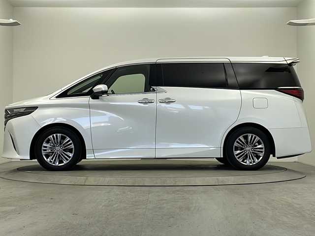 トヨタ アルファード Z 大阪府 2024(令6)年 1.4万km プラチナホワイトパールマイカ ワンオーナー/純正14インチディスプレイオーディオ(ナビ有)/【フルセグTV/Bluetooth/FM/AM/USB/HDMI】/純正13.2インチ後席モニター/両側ユニバーサルステップ/両側パワースライドドア/パワーバックドア/左右独立ムーンルーフ/パノラマミックビューモニター/デジタルインナーミラー/おくだけ充電/100V電源/リア5面フィルム施工/ブラインドスポットモニター/アドバンスドパーク/トヨタセーフティセンス/・プリクラッシュセーフティー/・レーダークルーズコントロール/・レーンディパーチャーアラート/・アダクティブハイビーム/・ドライバー異常対応システム/・プロアクティブドライビングアシスト/・フロントクロストラフィックサポート/・ロードサインアシスト/・パーキングサポートブレーキ/前後コーナーセンサー/黒革シート/前後シートヒーター/前後シートベンチレーション/後席オットマン/ステアリングヒーター/後席電動サンシェード/ビルトインETC2.0/純正18インチAW/スマートキー/スペアキー/保証書/取扱説明書/点検記録簿