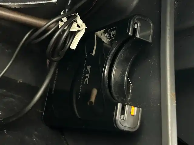 スズキ ジムニー ランドベンチャー 静岡県 2015(平27)年 9.4万km クールカーキPM 特別仕様車/５速ＭＴ/４ＷＤ/純正メモリナビ/フルセグＴＶ/ＤＶＤ再生/ＢＴオーディオ/ＥＴＣ/ハーフレザーシート/シートヒーター/背面タイヤ/ホワイトレタータイヤ/背面タイヤ・ハードカバー付き/ハロゲンヘッドライト/純正フロアマット/RAYS１６ＡＷ