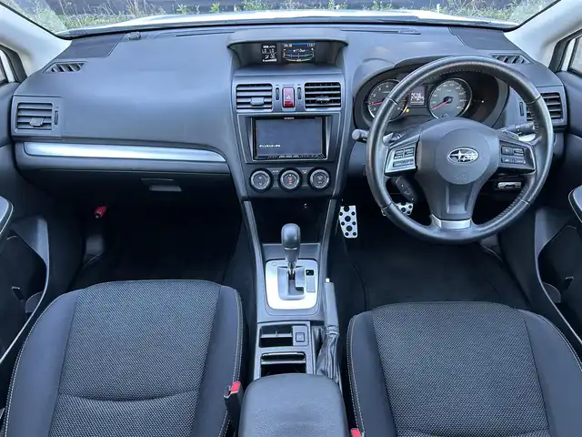 スバル インプレッサ ＸＶ 2．0i－L アイサイト 道東・釧路十勝 2013(平25)年 7.4万km サテンホワイトパール 4WD/社外HDDナビ/（CD/DVD/BT）/フルセグTV/クルーズコントロール（追従）/バックカメラ/ステアリングスイッチ/パドルシフト/MTモード付AT/革巻きステアリング/ビルトインETC/パワーシート（運転席）/プッシュスタート/スマートキー/スペアキー/社外AWスタッドレスタイヤ/純正フロアマット/ルーフレール/オートライト/衝突被害軽減システム/横滑り防止装置/アイドリングストップ/レーンキープアシスト