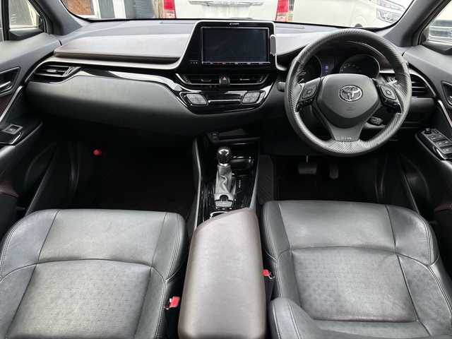 トヨタ Ｃ－ＨＲ G 福岡県 2017(平29)年 5.3万km ブラックマイカ 純正ナビ/（AM/FM/CD/DVD/SD/USB/フルセグTV）/クルーズコントロール追従あり/レーンキープ/横滑り防止/ブレーキホールド/パーキングアシスト/ハンズフリー/ビルドインETC/ドライブレコーダー（前後）/ヒートシーター（運転席/助手席）/純正フロアマット/オートライト/オートマチックハイビーム/フォグランプ/電格ミラー/保証書/取扱説明書