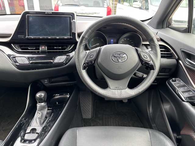 トヨタ Ｃ－ＨＲ G 福岡県 2017(平29)年 5.3万km ブラックマイカ 純正ナビ/（AM/FM/CD/DVD/SD/USB/フルセグTV）/クルーズコントロール追従あり/レーンキープ/横滑り防止/ブレーキホールド/パーキングアシスト/ハンズフリー/ビルドインETC/ドライブレコーダー（前後）/ヒートシーター（運転席/助手席）/純正フロアマット/オートライト/オートマチックハイビーム/フォグランプ/電格ミラー/保証書/取扱説明書