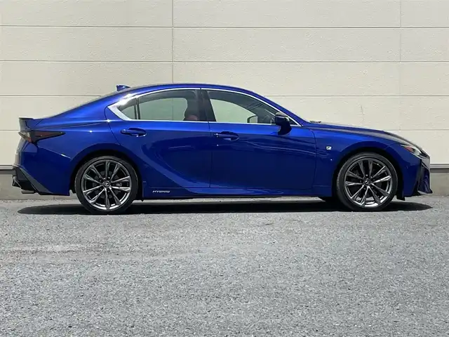 レクサス ＩＳ 300h Fスポーツ 茨城県 2021(令3)年 5.7万km ヒートブルーコントラストレイヤリング 後期型モデル/12インチメーカーナビ/バックカメラ/フルセグテレビ/レクサスセーフティセンス/三眼LEDヘッドライト/BSM/レーダークルーズコントロール/フロアマット/革巻きステアリング/ステアリングスイッチ/ステアリングヒーター/赤レザーメモリーパワーシート/シートヒーター/ベンチレーション