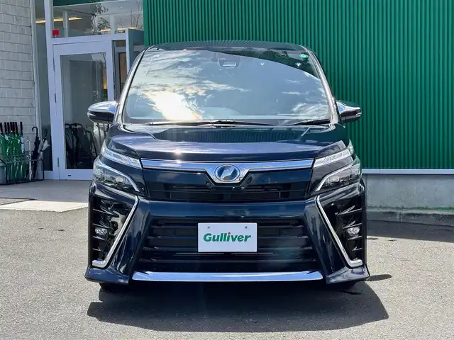 トヨタ ヴォクシー ハイブリッド ZS 煌Ⅱ 宮城県 2019(令1)年 2.5万km ブラッキッシュアゲハガラスフレーク セーフティセンス/・プリクラッシュセーフティ/・レーンディパーチャーアラート/・オートマチックハイビーム/・先行車発進告知機能/インテリジェントクリアランスソナー/純正12インチフリップダウンモニター（V12T-R68C）/純正10インチナビ（NSZN-Z68T）/・CD/DVD/・Bluetooth/・フルセグTV/バックカメラ/ビルトインETC/ドライブレコーダー/GPSレーダー探知機/両側パワースライドドア/前席シートヒーター/革巻きステアリング/クルーズコントロール/ステアリングスイッチ/LEDヘッドランプ/フォグランプ/オートライト/スマートキー＆プッシュスタート/スペアキー1本/電動格納ミラー/純正16インチAW/純正フロアマット/純正ドアバイザー/Wエアバッグ