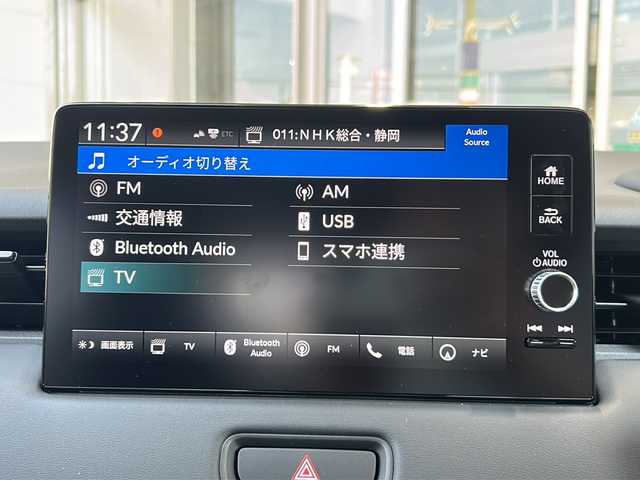 ホンダ ヴェゼル ハイブリッド e:HEV Z 静岡県 2025(令7)年 0.1千km プラチナホワイトパール 純正ナビ/・FM/・AM/・USB/・Bluetooth/・フルセグTV/・スマートフォン連携/ホンダセンシング/●衝突軽減ブレーキ（CMBS）/●先行車発進お知らせ機能/●歩行者事故低減ステアリング/●路外逸脱抑制機能/●標識認識機能/●渋滞追従機能付アダプティブクルーズコントロール（ACC）/●車線維持支援システム（LKAS）/●トラフィックジャムアシスト（渋滞運転支援機能）/●誤発進抑制機能/●後方誤発進抑制機能/●近距離衝突軽減ブレーキ/●急アクセル抑制機能/●パーキングセンサーシステム/主要装備/・バックカメラ/・ＥＴＣ２．０/・ワイヤレス充電/・ブラインドスポットモニター/・パワーバックドア/・パーキングセンサー/・運転席+助手席シートヒーター/・アダプティブドライビングビーム/・パドルシフト/・後退出庫サポート