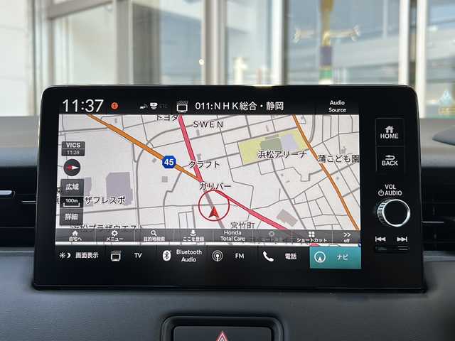 ホンダ ヴェゼル ハイブリッド e:HEV Z 静岡県 2025(令7)年 0.1千km プラチナホワイトパール 純正ナビ/・FM/・AM/・USB/・Bluetooth/・フルセグTV/・スマートフォン連携/ホンダセンシング/●衝突軽減ブレーキ（CMBS）/●先行車発進お知らせ機能/●歩行者事故低減ステアリング/●路外逸脱抑制機能/●標識認識機能/●渋滞追従機能付アダプティブクルーズコントロール（ACC）/●車線維持支援システム（LKAS）/●トラフィックジャムアシスト（渋滞運転支援機能）/●誤発進抑制機能/●後方誤発進抑制機能/●近距離衝突軽減ブレーキ/●急アクセル抑制機能/●パーキングセンサーシステム/主要装備/・バックカメラ/・ＥＴＣ２．０/・ワイヤレス充電/・ブラインドスポットモニター/・パワーバックドア/・パーキングセンサー/・運転席+助手席シートヒーター/・アダプティブドライビングビーム/・パドルシフト/・後退出庫サポート