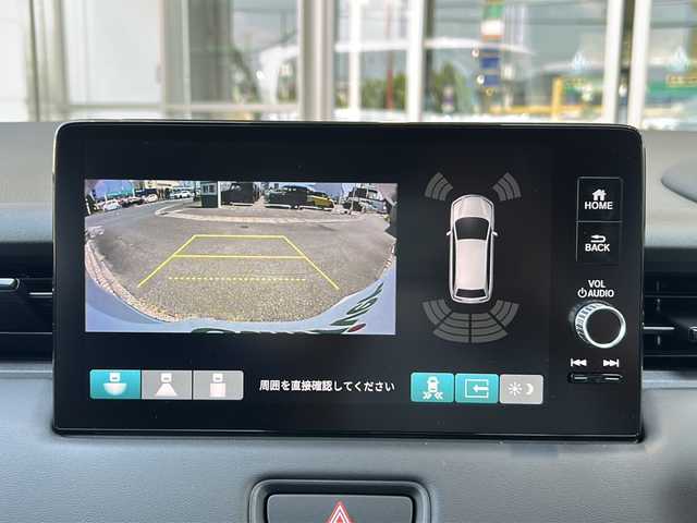 ホンダ ヴェゼル ハイブリッド e:HEV Z 静岡県 2025(令7)年 0.1千km プラチナホワイトパール 純正ナビ/・FM/・AM/・USB/・Bluetooth/・フルセグTV/・スマートフォン連携/ホンダセンシング/●衝突軽減ブレーキ（CMBS）/●先行車発進お知らせ機能/●歩行者事故低減ステアリング/●路外逸脱抑制機能/●標識認識機能/●渋滞追従機能付アダプティブクルーズコントロール（ACC）/●車線維持支援システム（LKAS）/●トラフィックジャムアシスト（渋滞運転支援機能）/●誤発進抑制機能/●後方誤発進抑制機能/●近距離衝突軽減ブレーキ/●急アクセル抑制機能/●パーキングセンサーシステム/主要装備/・バックカメラ/・ＥＴＣ２．０/・ワイヤレス充電/・ブラインドスポットモニター/・パワーバックドア/・パーキングセンサー/・運転席+助手席シートヒーター/・アダプティブドライビングビーム/・パドルシフト/・後退出庫サポート