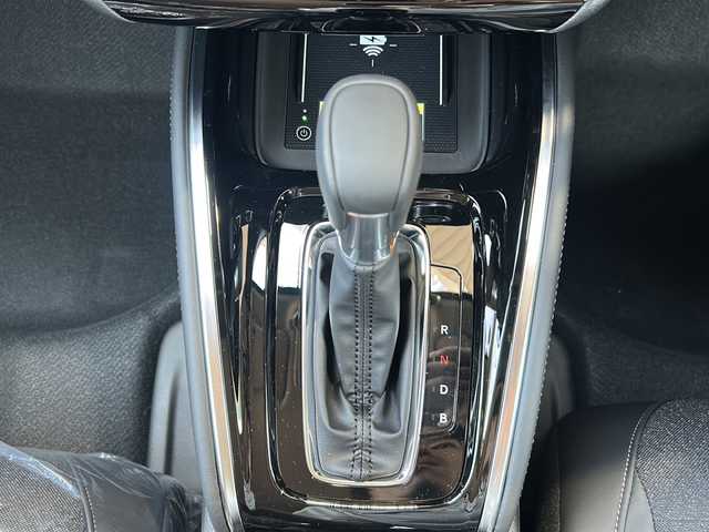 ホンダ ヴェゼル ハイブリッド e:HEV Z 静岡県 2025(令7)年 0.1千km プラチナホワイトパール 純正ナビ/・FM/・AM/・USB/・Bluetooth/・フルセグTV/・スマートフォン連携/ホンダセンシング/●衝突軽減ブレーキ（CMBS）/●先行車発進お知らせ機能/●歩行者事故低減ステアリング/●路外逸脱抑制機能/●標識認識機能/●渋滞追従機能付アダプティブクルーズコントロール（ACC）/●車線維持支援システム（LKAS）/●トラフィックジャムアシスト（渋滞運転支援機能）/●誤発進抑制機能/●後方誤発進抑制機能/●近距離衝突軽減ブレーキ/●急アクセル抑制機能/●パーキングセンサーシステム/主要装備/・バックカメラ/・ＥＴＣ２．０/・ワイヤレス充電/・ブラインドスポットモニター/・パワーバックドア/・パーキングセンサー/・運転席+助手席シートヒーター/・アダプティブドライビングビーム/・パドルシフト/・後退出庫サポート