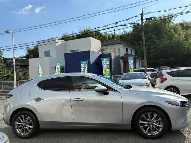 マツダ マツダ３ファストバック XD プロアクティブ 熊本県 2020(令2)年 7.1万km ソニックシルバーM 純正メーカーナビ/【フルセグTV/Bluetooth/CD/DVD/HDMI】/アラウンドビューモニター/レーダークルーズコントロール/衝突軽減防止装置/コーナーセンサー/ブラインドスポットモニター/ヘッドアップディスプレイ/ブラインドスポットモニター/パドルシフト/オートLEDライト/オートハイビーム/ブレーキホールド/プッシュスタート/スマートキー/ETC/ドライブレコーダー/革巻きステアリング/純正フロアマット/アイドリングストップ/ABS/盗難防止装置