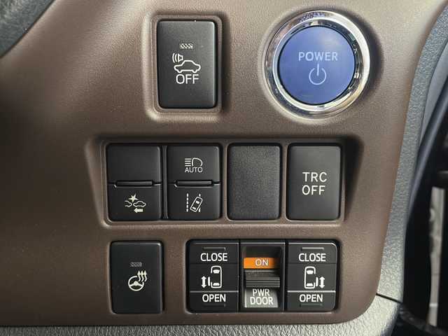 トヨタ エスクァイア ハイブリッド Gi プレミアムパッケージ 栃木県 2017(平29)年 3万km スパークリングブラックパールクリスタルシャイン 純正10.5型SDナビ/(フルセグTV/CD/DVD/BT)/バックカメラ/フリップダウンモニター/トヨタセーフティーセンス/両側パワースライドドア/クルーズコントロール/横滑り防止/車線逸脱抑制機能/先行車発進お知らせ/ETC/シートヒーター/ステアリングヒーター/電動格納ミラー/純正フロアマット/純正15インチアルミホイール/スマートキー/プッシュスタート/スペアキー