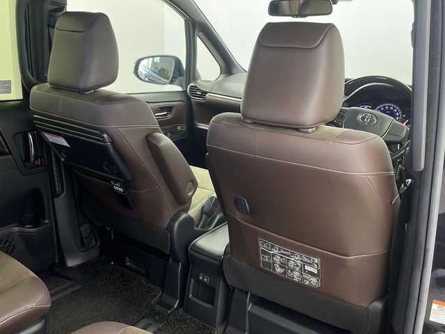 トヨタ エスクァイア ハイブリッド Gi プレミアムパッケージ 栃木県 2017(平29)年 3万km スパークリングブラックパールクリスタルシャイン 純正10.5型SDナビ/(フルセグTV/CD/DVD/BT)/バックカメラ/フリップダウンモニター/トヨタセーフティーセンス/両側パワースライドドア/クルーズコントロール/横滑り防止/車線逸脱抑制機能/先行車発進お知らせ/ETC/シートヒーター/ステアリングヒーター/電動格納ミラー/純正フロアマット/純正15インチアルミホイール/スマートキー/プッシュスタート/スペアキー