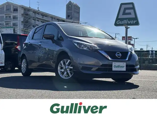 日産 ノート e－パワー X Vセレクション 大分県 2020(令2)年 5.3万km ダークメタルグレー ・社外ナビ(ラジオ/BT/SD)/・全方位カメラ/・エマージェンシーブレーキ/・コーナーセンサー/・デジタルインナーミラー/・ETC/・オートライト/・純正アルミホイール/・スマートキー/・プッシュスタート/・フロアマット