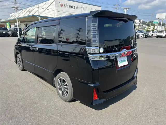 トヨタ ヴォクシー ZS 煌Ⅱ 岡山県 2020(令2)年 9.7万km ブラック 登録時走行距離96822km/アルパイン9インチナビ/フルセグTV(AM.FM.CD.DVD.TV.BT)/フリップダウンモニター/両側パワースライドドア/バックカメラ/ETC/クリアランスソナー/衝突軽減ブレーキ/横滑り防止装置/クルーズコントロール/レーンキープアシスト/オートライト/オートマチックハイビーム/アイドリングストップ/16インチ純正AW/純正フロアマット