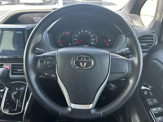 トヨタ ヴォクシー ZS 煌Ⅱ 岡山県 2020(令2)年 9.7万km ブラック 登録時走行距離96822km/アルパイン9インチナビ/フルセグTV(AM.FM.CD.DVD.TV.BT)/フリップダウンモニター/両側パワースライドドア/バックカメラ/ETC/クリアランスソナー/衝突軽減ブレーキ/横滑り防止装置/クルーズコントロール/レーンキープアシスト/オートライト/オートマチックハイビーム/アイドリングストップ/16インチ純正AW/純正フロアマット
